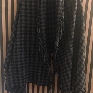 NWT Talbots houndstooth gray pashmina